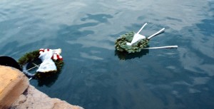 Óõããåíåßò ôùí èõìÜôùí ôïõ "ÅîðñÝò Óáìßíá" êáé åðéæþíôåò ôÝëåóáí ìíçìüóõíï óôïí ÐåéñáéÜ óôç ìíÞìç ôùí íåêñþí êáé óôç óõíÝ÷åéá ðñáãìáôïðïßçóáí ðïñåßá óôï ÕÅÍ. Óôçí öùôïãñáößá ôá óôåöÜíéá.