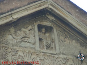   Ανάγλυφο της θεότητας (Ειλειθυίας) Στην είσοδο του ναού 