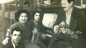 Στέλιος Κερομύτης, Μαρίκα Νίνου, Λιλή Νικολέσκο και Βασίλης Τσιτσάνης. Είναι Δεκέμβριος του 1949, η πρώτη τους χρονιά μαζί στου Τζίμη του χοντρού. - Πηγή: Αρχείο Κώστα Χατζηδούλη/ Κέντρο Έρευνας - Μουσείο Τσιτσάνη