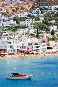 Οψη των ανατολικών συνοικιών της Αλικαρνασσού. Τα κάτασπρα σπίτια της πόλης, που θυμίζουν κύβους ζάχαρης, κατηφορίζουν εδώ μέχρι τη γαληνεμένη θάλασσα