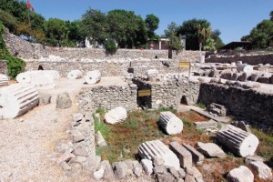 Σ' αυτό τον χώρο δέσποζε κάποτε το Μαυσωλείο της Αλικαρνασσού, ένα από τα επτά θαύματα του αρχαίου κόσμου. Σήμερα, μόνο σπόνδυλοι από ραβδωτούς κίονες και κάποιες λαξευμένες πέτρες έχουν απομείνει