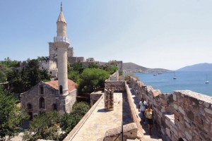 Το κάστρο των Ιπποτών αποτελεί το υπ' αριθμόν ένα τουριστικό αξιοθέατο της πόλης. Σε πρώτο πλάνο το τζαμί που υπάρχει στο εσωτερικό του