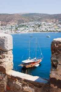 Η πόλη από τις επάλξεις του κάστρου των Ιπποτών. Σε αλλοτινές εποχές, αντί για τουριστικά σκάφη έπλεαν εδώ πολεμικά πλοία Τούρκων και Σταυροφόρων