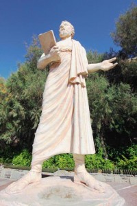 Το άγαλμα του Ηρόδοτου ορθώνεται στον χώρο του λιμανιού και υποδέχεται τους επισκέπτες που καταφτάνουν στη γενέτειρά του με το πλοίο