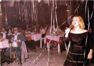 1978. Η Βίκυ Μοσχολιού σε αποκριάτικο χορό στις Αρχάνες