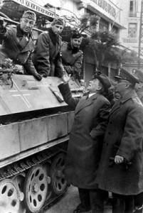 Θεσσαλονίκη, 9 Απριλίου 1941. Ο Δήμαρχος Κώστας Μερκουρίου και ο στρατιωτικός διοικητής Αντιστράτηγος Νικόλαος Ραγκαβής υποδέχονται τον γερμανό στρατηγό.... 