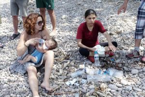 Φωτογραφία που δόθηκε σήμερα στη δημοσιότητα και εικονίζει μια γυναίκα να δίνει νερό σε προσφυγόπουλο που έφτασε με ιρακινούς πρόσφυγες , την Κυριακή 26 Ιουνίου 2016, στην παραλία της Κάγιας, στην Λέσβο, Δευτέρα 27 Ιουνίου 2016. ΑΠΕ-ΜΠΕ/ΑΠΕ-ΜΠΕ/ΣΤΡΑΤΗ ΤΣΟΥΛΕΛΛΗ 