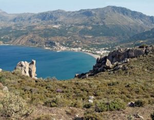 Οι πετρώδεις απόκρημνες πλαγιές γύρω από το χωριό Πλακιάς αποτελούσαν στην πραγματικότητα την ακτογραμμή κατά την προϊστορική περίοδο. Σε αυτό το σημείο η ομάδα των αρχαιολόγων έκανε ανασκαφές. Photos courtesy Thomas Strasser... Διαβάστε όλο το άρθρο: http://www.mixanitouxronou.gr/i-proistoriki-thalassopori-taxidevan-sti-mesogio-me-schedies-ke-ta-petrina-ergalia-tous-vrethikan-stin-kriti-i-spoudea-archeologiki-anakalipsi-ston-plakia-pou-apodiknii-oti-i-proti-chomo-sapiens-ekan/