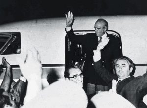 Η άφιξη Καραμανλή στο αεροδρόμιο του Ελληνικού.