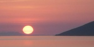 έφευγαν νύχτα με κατεύθυνση προς τα εκεί που βγαίνει ο ήλιος, ανατολικά, στο βάθος φαίνονται τα βουνά της Τουρκίας και δεν είναι τόσο κοντά όσο δείχνει η φωτογραφία, ειδικά όταν κωπηλατούσαν νύχτα και με φουρτούνα εξαντλημένοι από την πείνα πρόσφυγες και είχαν και το φόβο των περιπολιών των κατοχικών στρατευμάτων