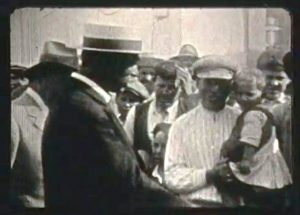 Αποτυπώνεται η αγωνία των ασθενών, όταν συναντούν τον Γάλλο γιατρό, περιμένοντας να ακούσουν κάποιο ευχάριστο νέο για την εύρεση φαρμάκου που θα τους λύτρωνε από την φρικτή δοκιμασία.... 