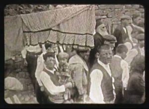 Στο νησί υπήρχε εκκλησία, ο Άγιος Παντελεήμονας, την οποία λειτουργούσε εθελοντικά ένας γενναίος, μη λεπρός, ιερέας 