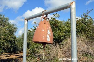 Η καμπάνα είναι τμήμα βόμβας αεροσκάφους από το Β΄Παγκόσμιο πόλεμο.
