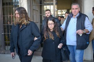 Äßêç óôï ÔñéìåëÝò Åöåôåßï ÐëçììåëçìÜôùí Éùáííßíùí ãéá ôçí õðüèåóç ôùí åõèõíþí ôïõ ðñïóùðéêïý ôçò ÃáëáêôïêïìéêÞò Ó÷ïëÞò óå ó÷Ýóç ìå ôá âáóáíéóôÞñéá ðïõ õðÝóôç ï öïéôçôÞò ÂáããÝëçò ÃéáêïõìÜêçò. Óôï åäþëéï ôïõ êáôçãïñïõìÝíïõ, ï ðñþçí äéåõèõíôÞò ôçò Ó÷ïëÞò, ç õðåýèõíç ôçò Åóôßáò, áëëÜ êáé ï ðñþçí õðïõñãüò êáé âïõëåõôÞò ×ñÞóôïò ÌáñêïãéáííÜêçò. (EUROKINISSI/ËÅÙÍÉÄÁÓ ÌÐÁÊÏËÁÓ)