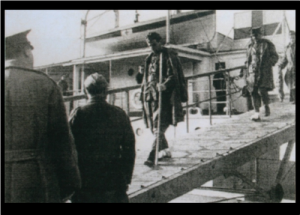 Αποβίβαση τραυματιών στο λιμάνι του Πειραιά από το μέτωπο του πολέμου 