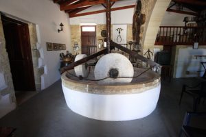 Ο ελαιόμυλος με τρεις μυλόπετρες