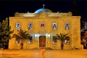 Ο πανέμορφος ναός του Αγίου Τίτου με τα πολύχρωμα βιτρό