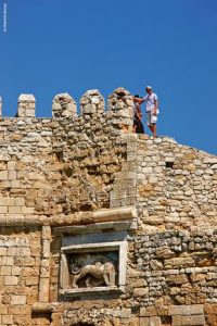 Ο Κούλες με το σύμβολο των Ενετών, το λιοντάρι του Αγίου Μάρκου. Ο περίπατος έως εκεί είναι αγαπημένη συνήθεια των ντόπιων