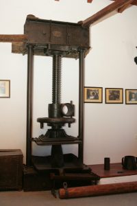 Το μεταλλικό πιεστήριο