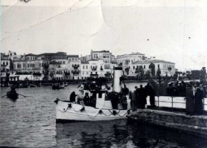 Το καραβάκι παρέλαβε από το αντιτορπιλικό «Κουντουριώτης» τη σορό του Βενιζέλου και την μετέφερε στο λιμάνι των Χανίων... 
